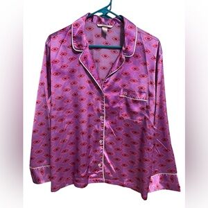 VS SATIN LONG SLEEVE KISS AND TELL PJ top size Large